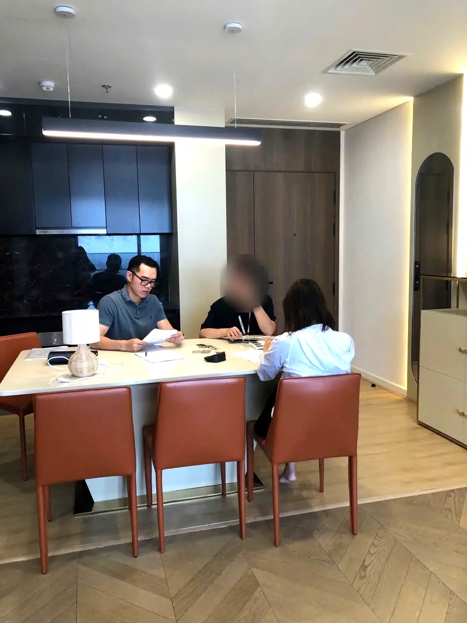 Nhân viên TS Homies ký hợp đồng cùng khách thuê